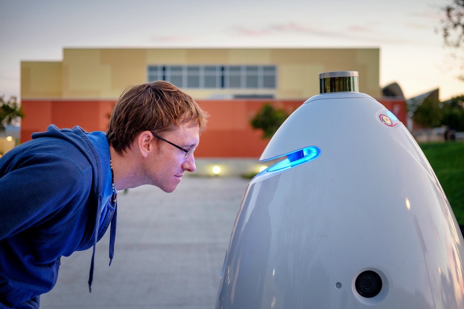 scopri come i robot di sicurezza stanno rivoluzionando la protezione dei centri commerciali. questi innovativi dispositivi offrono sorveglianza continua, riduzione dei rischi e una maggiore tranquillità per i visitatori e i commercianti.