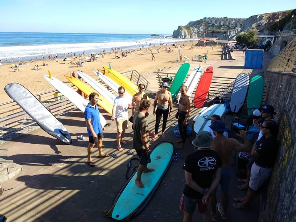 scopri l'affascinante mondo dell'arte del surf, dove la creatività e la passione per le onde si incontrano. esplora le opere di artisti che catturano l'essenza del mare e della cultura surf, trasformando ogni tavola in un capolavoro. unisciti a noi in questo viaggio attraverso colori, forme e ispirazioni legate al surf.