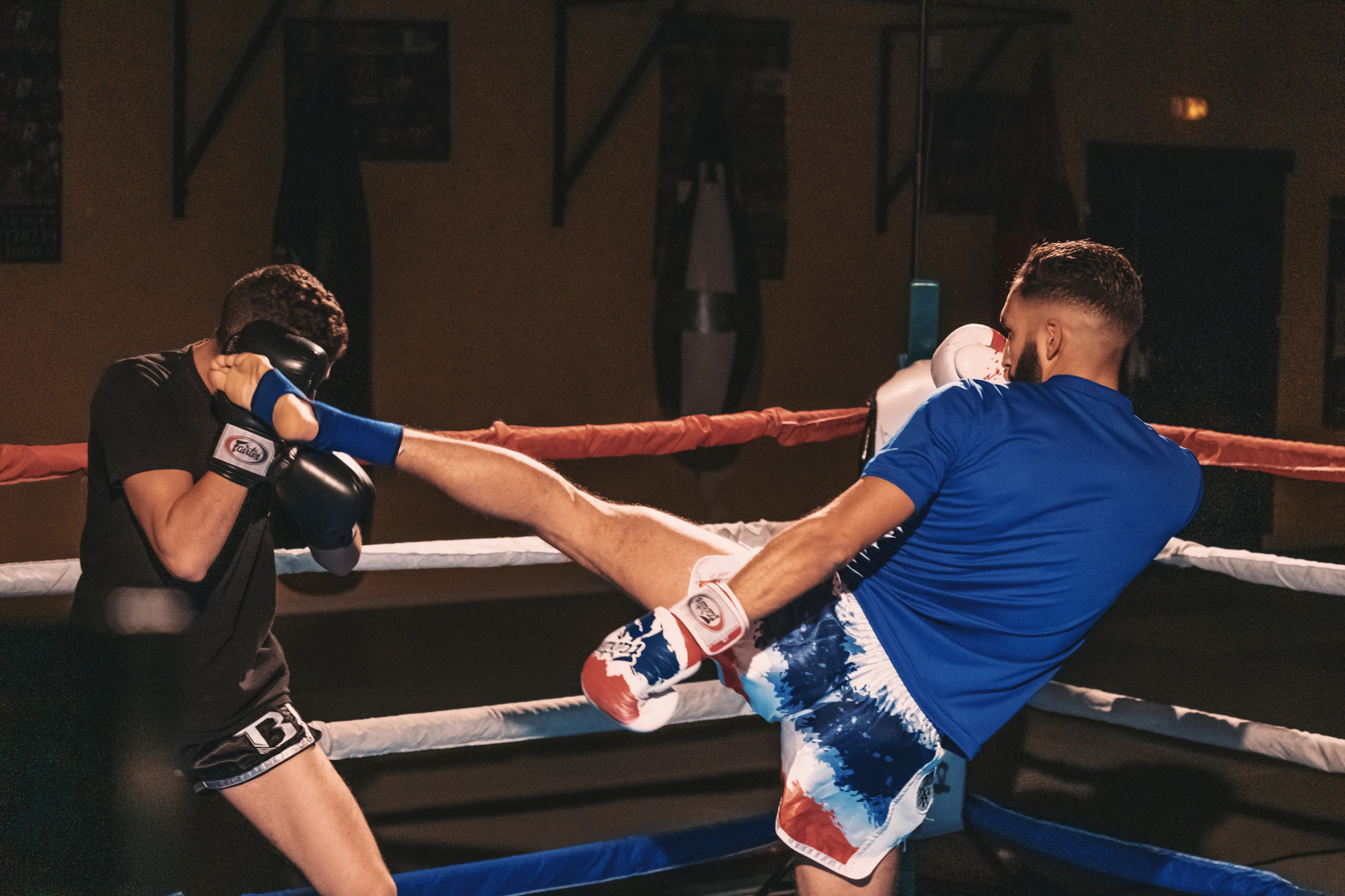 scopri il mondo della kickboxe: allenamenti intensi, tecniche di combattimento e vantaggi per la tua salute. unisciti a noi per migliorare la tua forza, resistenza e autocontrollo!