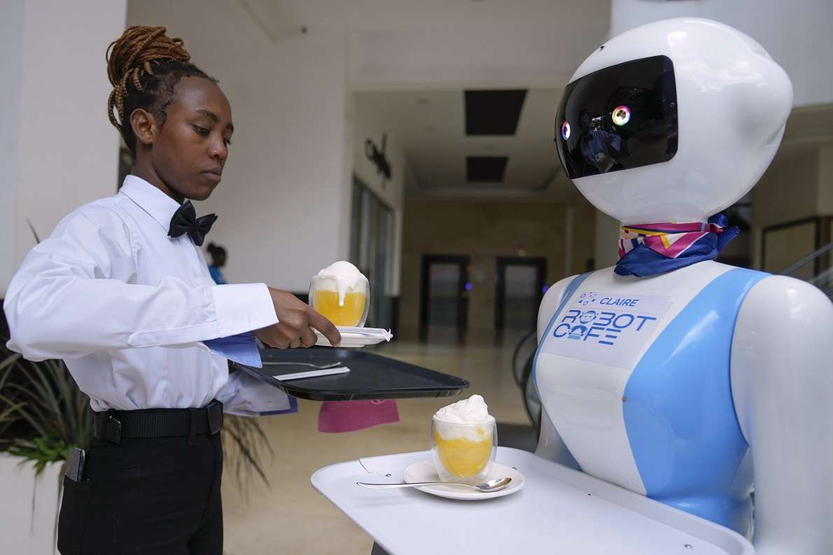 scopri il ristorante robot, un'esperienza culinaria innovativa dove la tecnologia incontra la gastronomia. goditi piatti deliziosi serviti da robot all'avanguardia, in un ambiente futuristico che sorprende e delizia. prenota il tuo tavolo per un'avventura gastronomica unica!