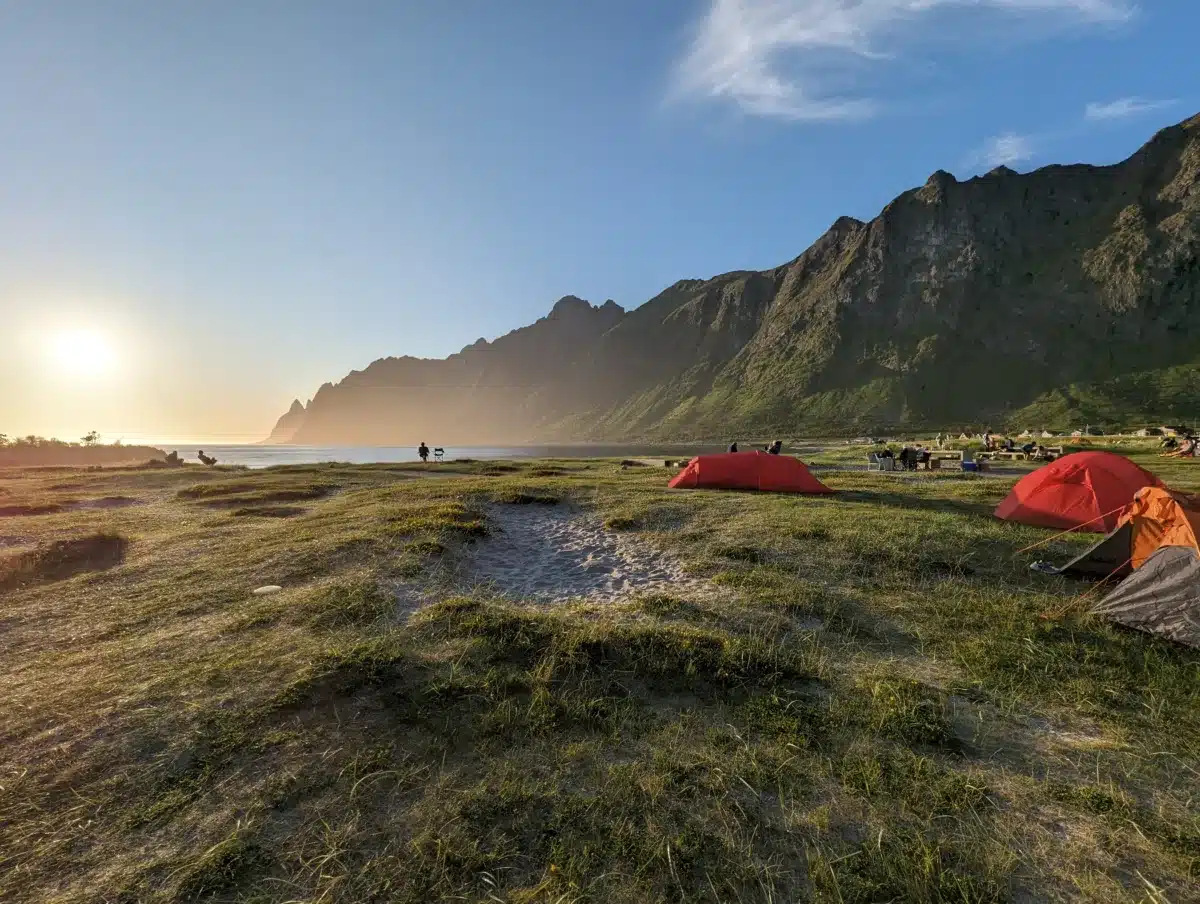 scopri il paradiso naturale di senja, un'incantevole destinazione in norvegia dove la bellezza dei paesaggi, le montagne maestose e le acque cristalline si uniscono per offrire un'esperienza indimenticabile nella natura incontaminata.