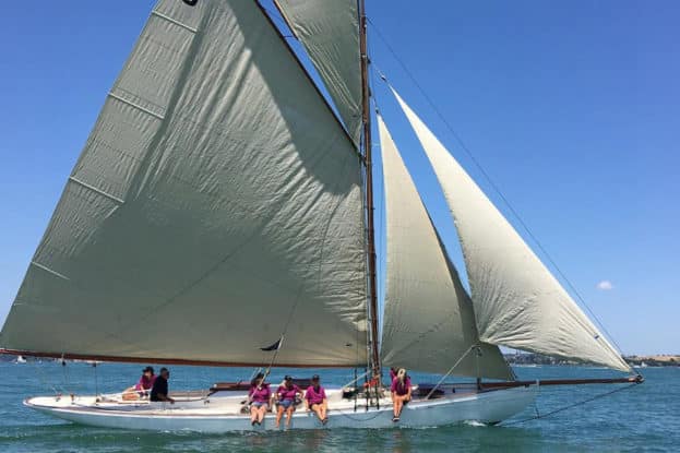 scopri il mondo emozionante delle regate, dove le barche a vela si sfidano in competizioni avvincenti. unisciti a noi per vivere l'adrenalina, le strategie e la bellezza del mare in questo sport affascinante.