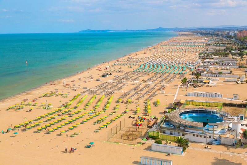 scopri rimini, la splendida gemma dell'adriatico, famosa per le sue meravigliose spiagge, la vivace vita notturna e un ricco patrimonio storico. esplora l'arte, la cultura e il delizioso cibo locale in uno dei luoghi più affascinanti d'italia.